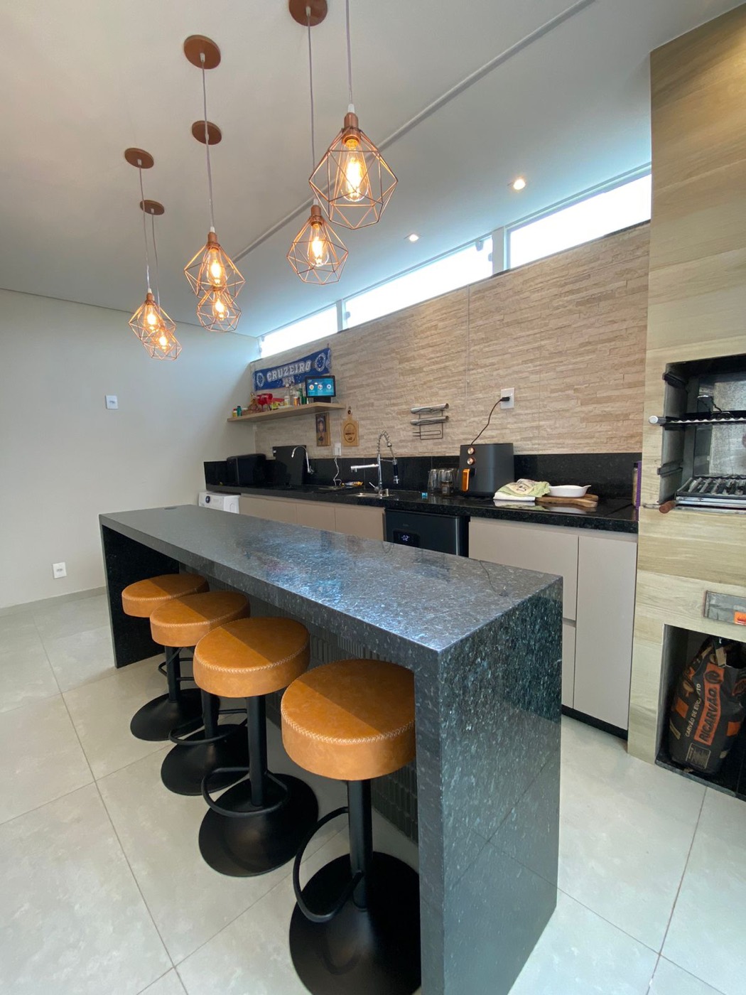 Area gourmet reformada com bancada de granito