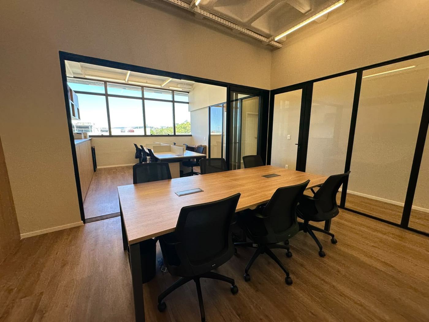 Sala de reunioes com divisorias de vidro